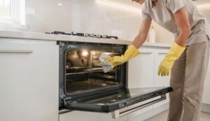 Pulizia del forno: perché i prodotti spray sono sconsigliati dall’OMS per la salute